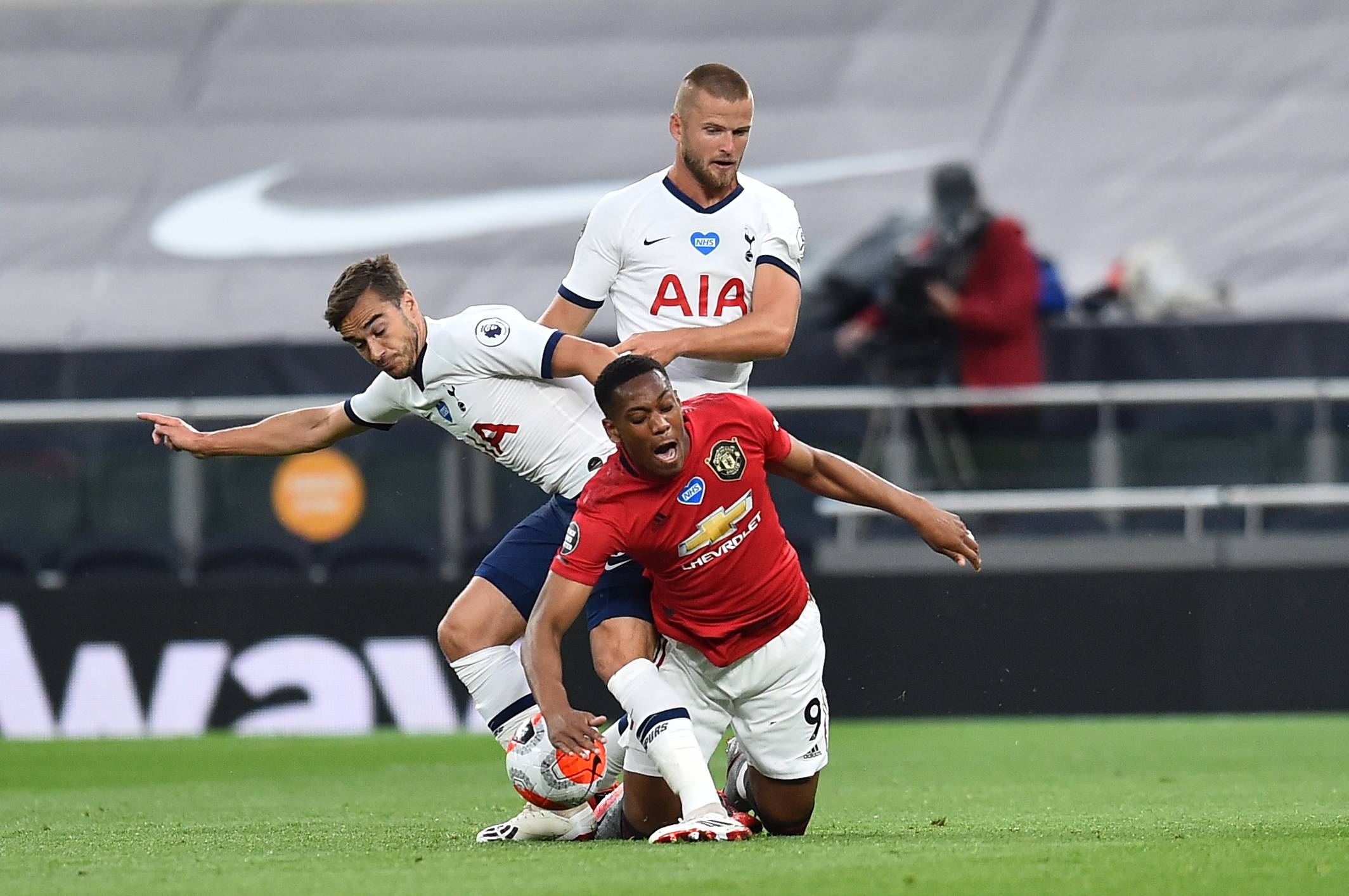 阿斯：尽管合同明夏到期，但巴萨对埃里克的续约保持乐观（阿斯报：合同明夏到期，巴萨仍对埃里克续约充满信心）