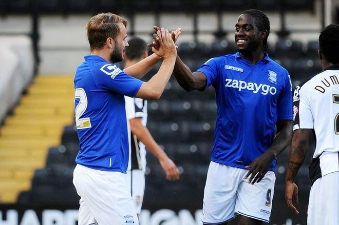 尤文航班延误，挪威当地球迷抓紧机会在机场与他们合影留念（尤文航班晚点，挪威球迷趁机在机场合影）