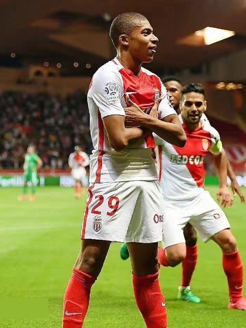 足球报：张外龙这几年一直关注铜梁龙，冲超后他独坐良久（足球报报道：张外龙多年关注铜梁龙，冲超当晚他独自静坐许久）