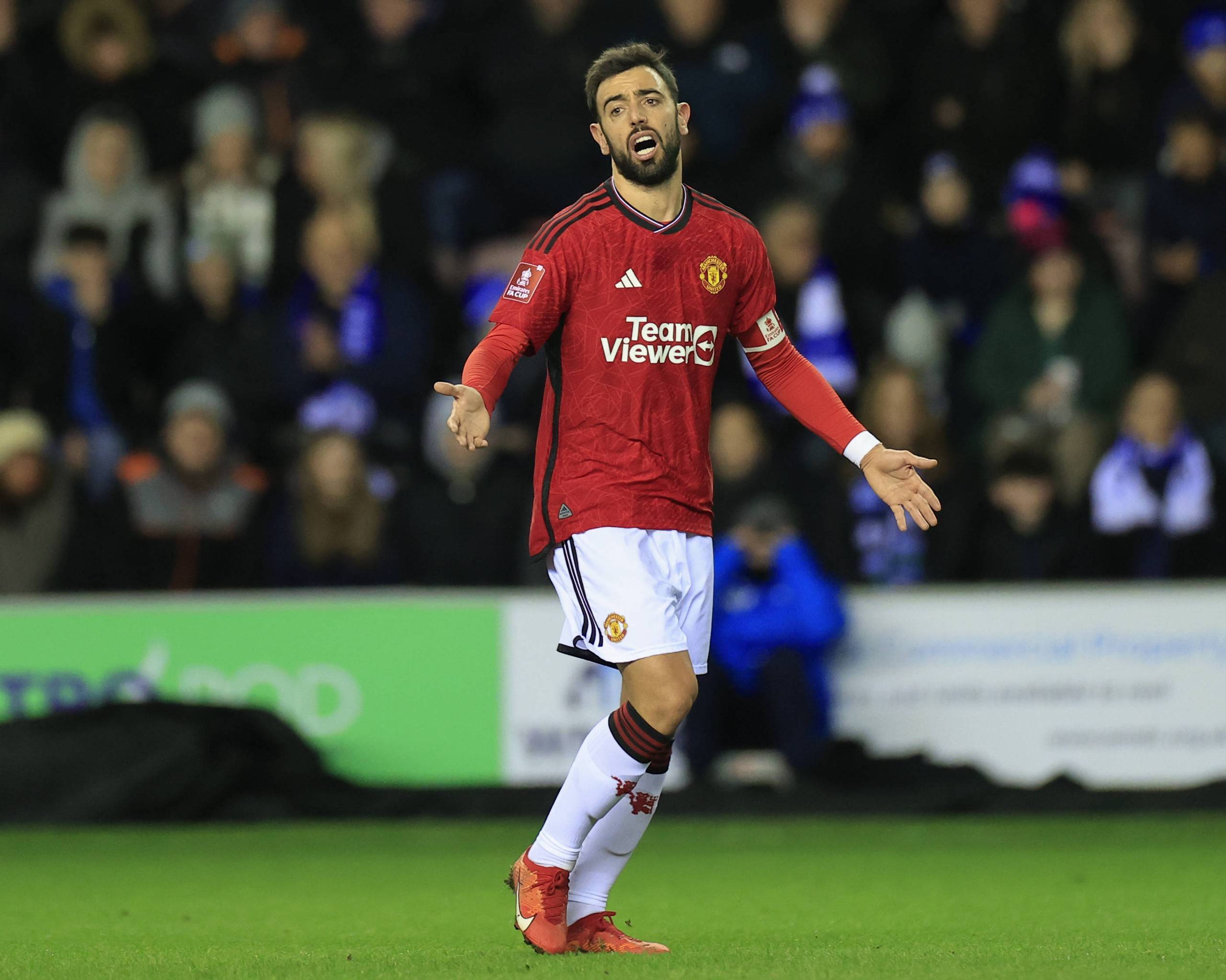 巴萨vs法兰克福，亚马尔带球被断，克瑙夫单刀破门（巴萨对阵法兰克福：亚马尔带球失误被断，克瑙夫反击单刀破门）