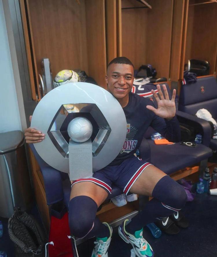 天空体育：齐尔克泽希望留在曼联，红魔也没有积极出售他（天空体育：齐尔克泽愿留曼联，红魔暂无出售意愿）